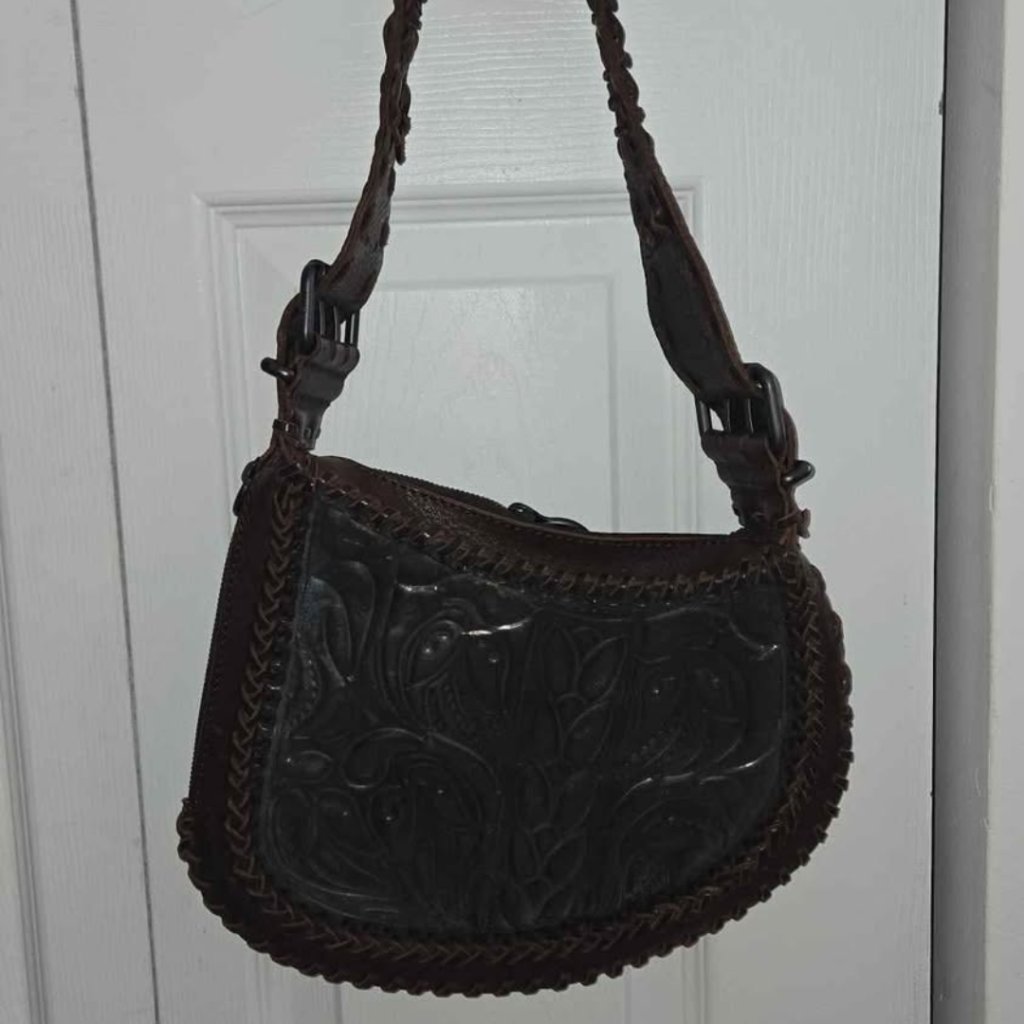 Preowned Oyster Shoulder Fendi Bag Preowned Oyster Shoulder Fendi Bag